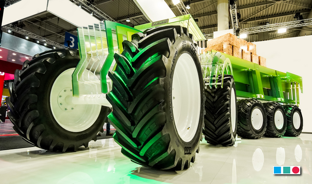 Новинкой на стенде BKT стал прозрачный прицеп, присоединенный к трактору и оснащенный новыми шинами V-FLEXA.